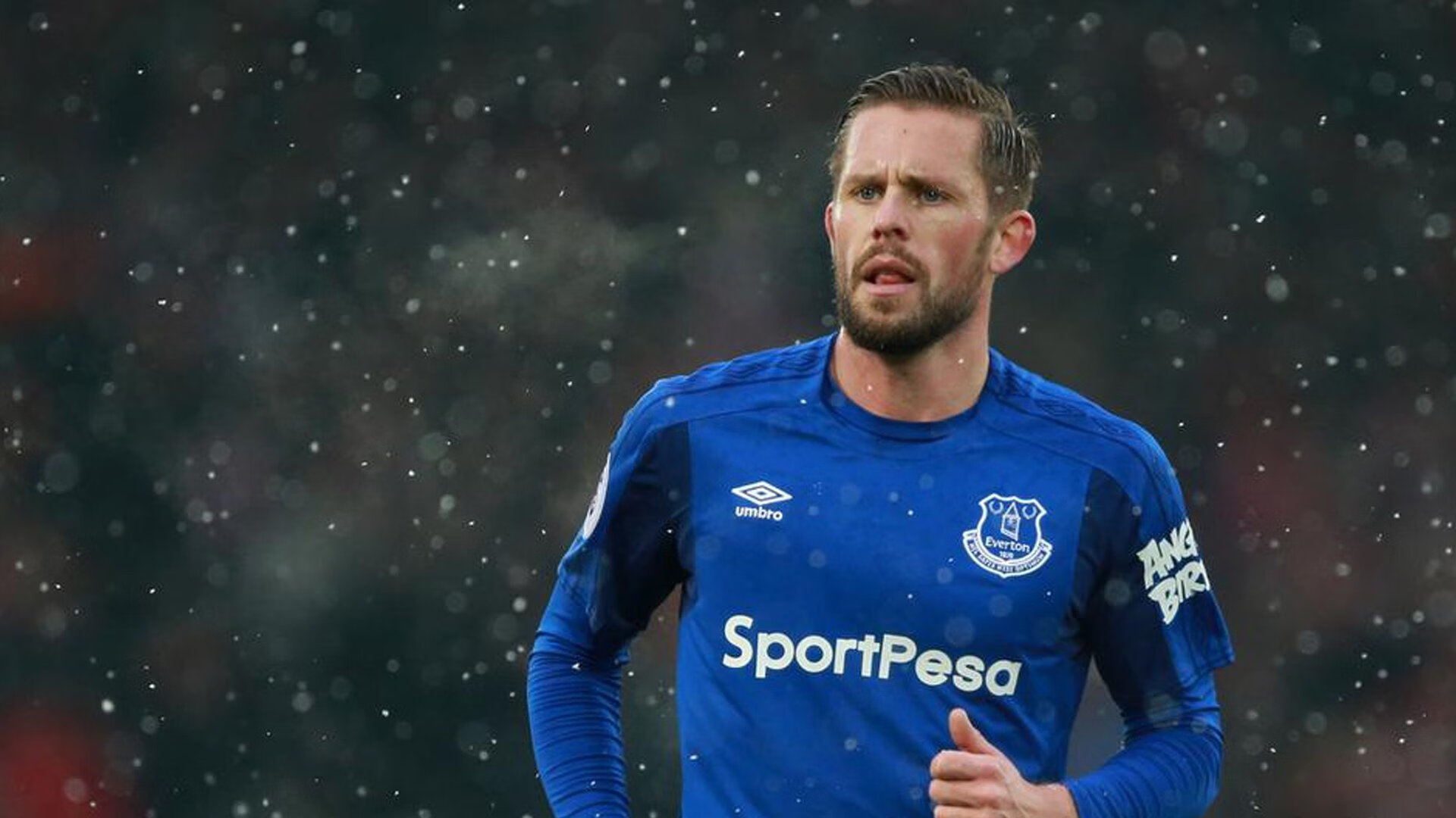 英国男子4×200米自由泳接力决赛精彩纷呈，4×100米自由泳接力赛